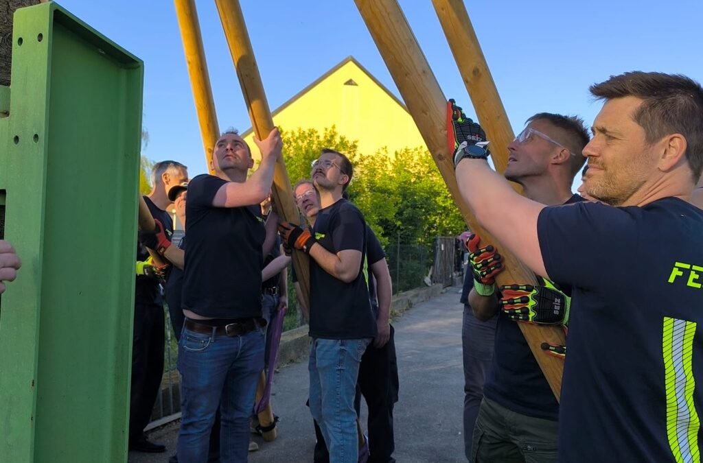 Maibaumaufstellen – Voller Erfolg