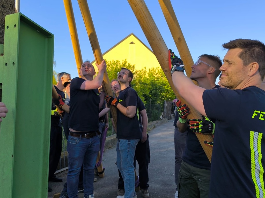 Maibaumaufstellen – Voller Erfolg
